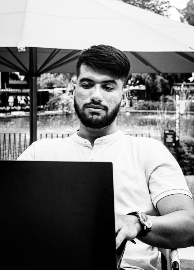 Neil Balcero trabajando en su computador